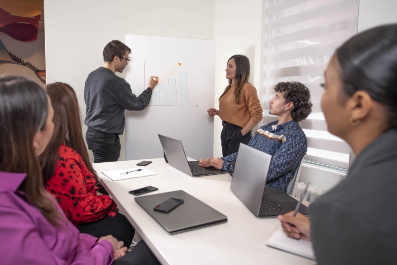 Adding notes to a graph during a team meeting